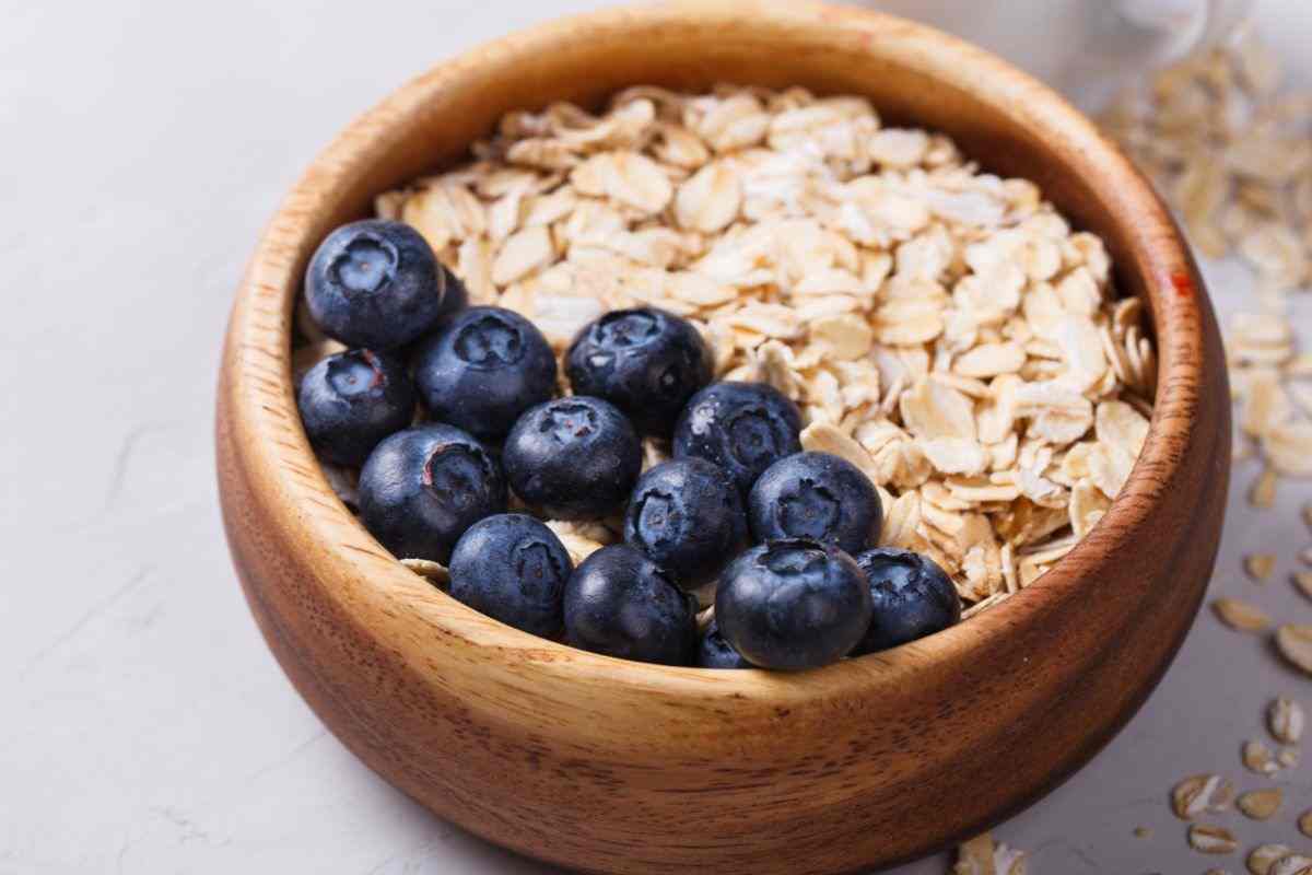 avena e mirtilli in una ciotola di legno