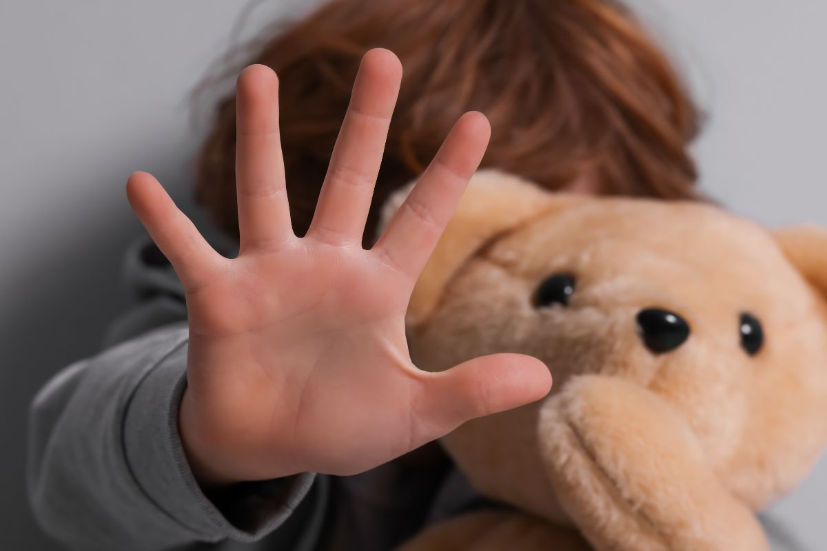 Bambino maltrattato e spaventato