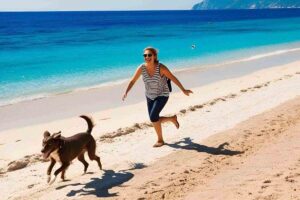 Donna che corre con un cane