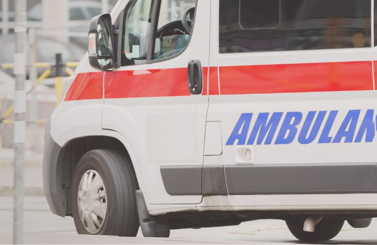 Una ambulanza in strada