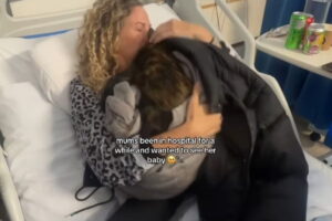 Screen video donna che riabbraccia il suo gatto nel letto d'ospedale