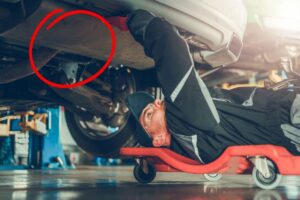 meccanico sotto l'auto
