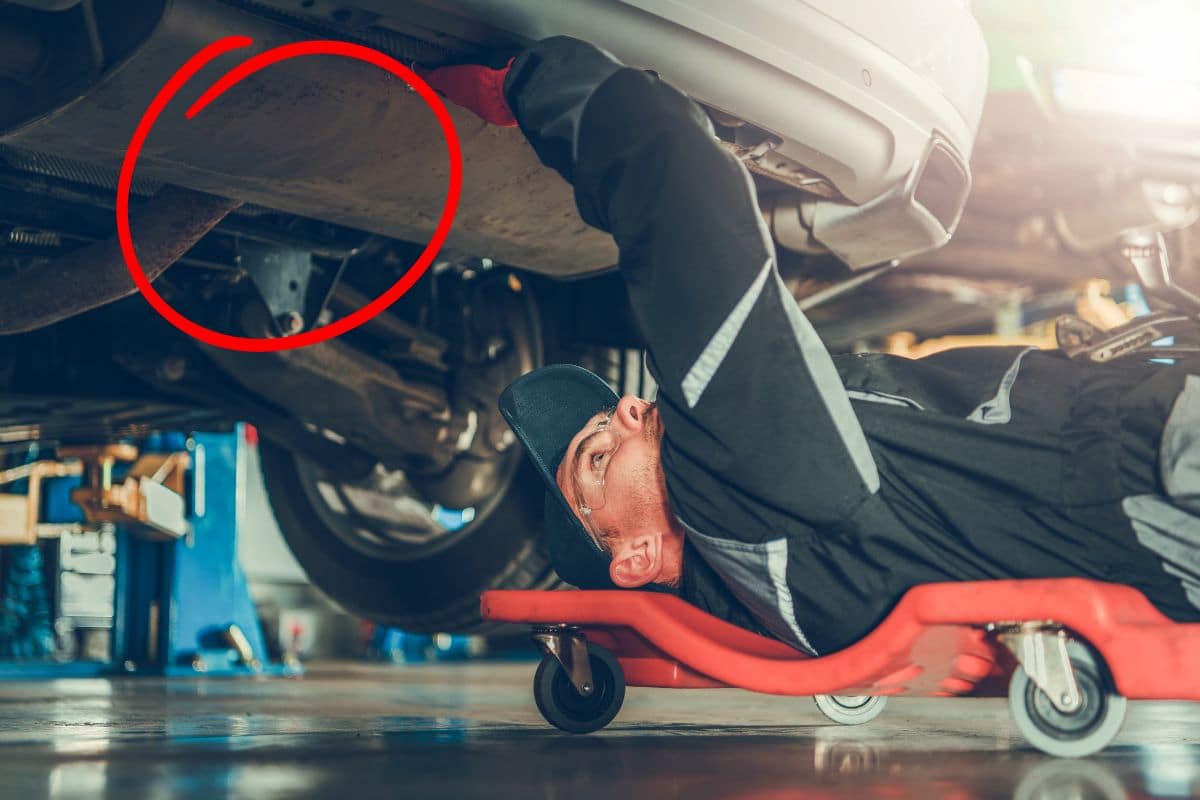 meccanico sotto l'auto