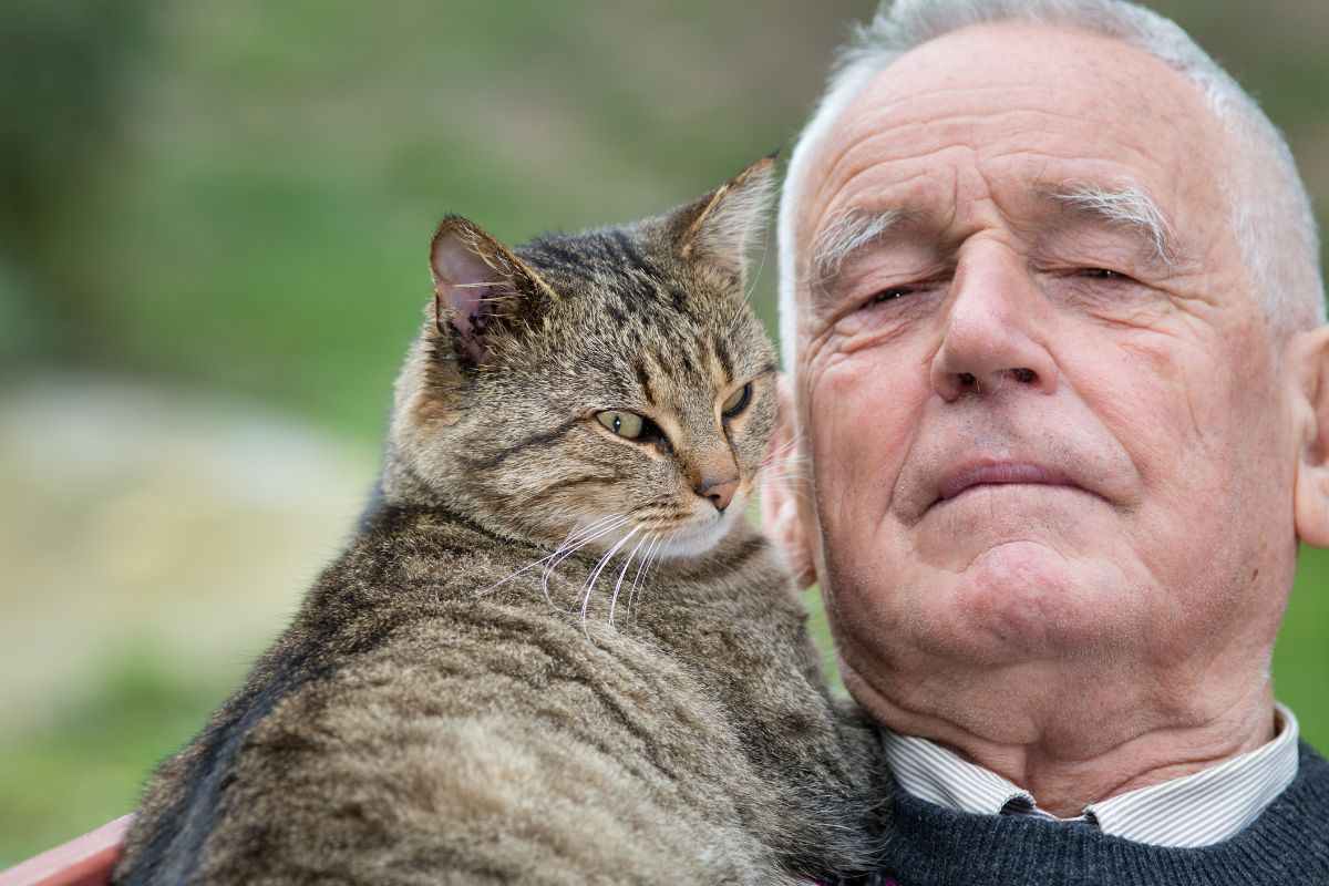 Signore si rilassa insieme al suo gatto