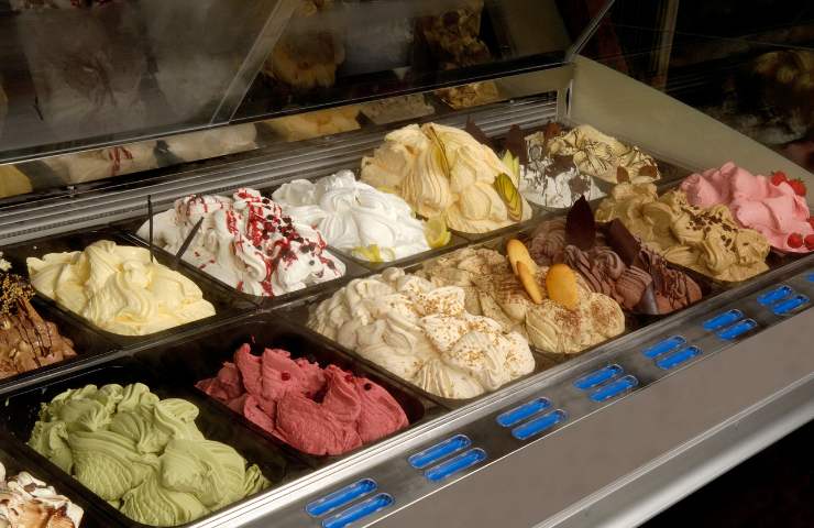 Gusti gelato in una gelateria