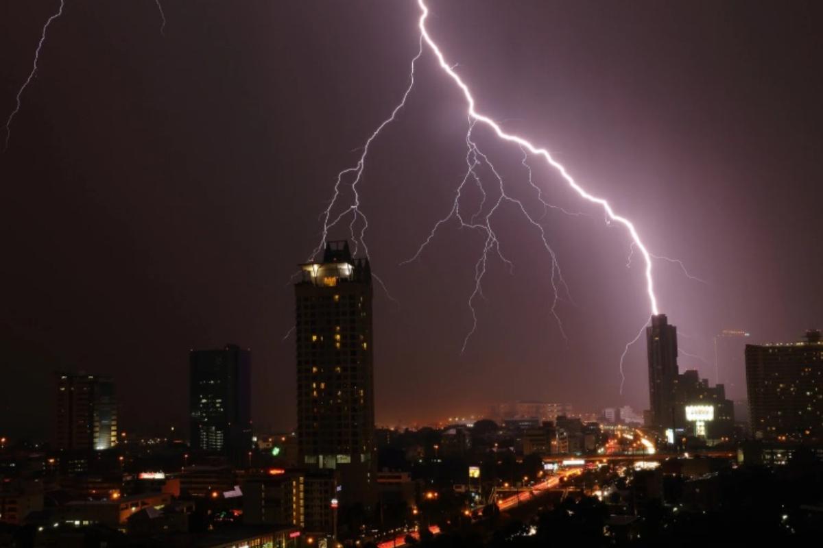 Fulmine colpisce in città