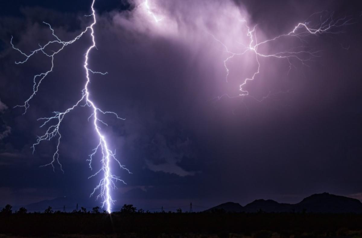 Famoso meteorologo se la vede brutta mentre cerca il suo gatto: cade il fulmine e le immagini sono da brividi