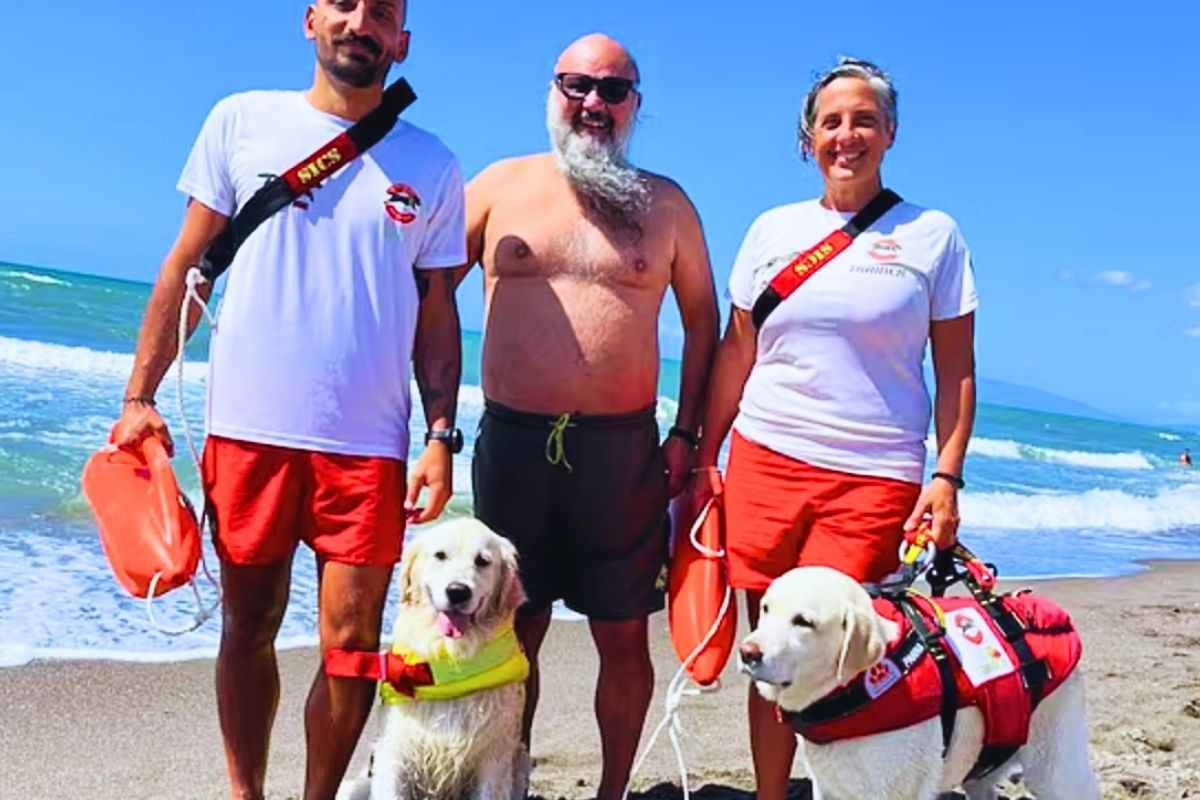 I bagnini con i loro assistenti a 4 zampe
